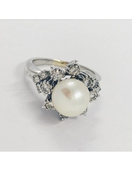 Anillo en oro blanco con brillantes y perla.