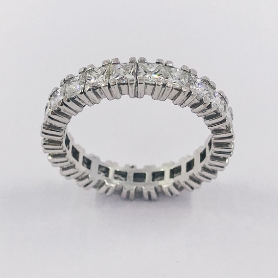 Anillo alianza en oro blanco entera de diamantes talla princesa