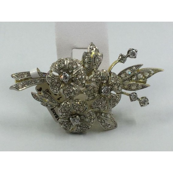 Broche en oro blanco y amarillo cuajado de brillantes.