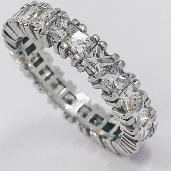 Anillo alianza en oro blanco entera de diamantes talla princesa