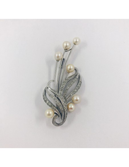 Broche largo en oro blanco con perlas y brillantes.