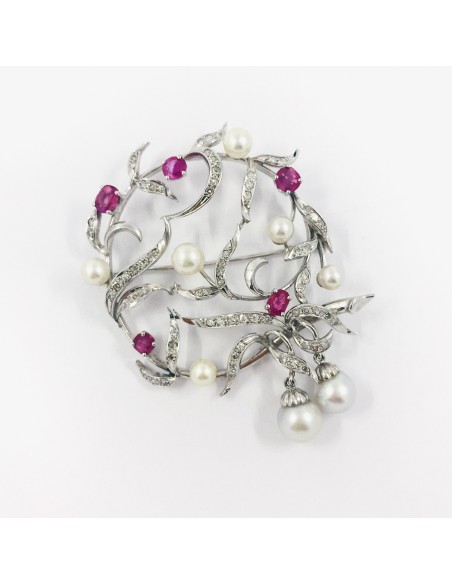 Broche en oro blanco con perlas, rubÃ­s y brillantes.