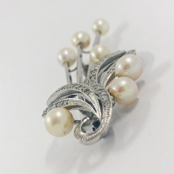 Broche largo en oro blanco con perlas y brillantes. 2