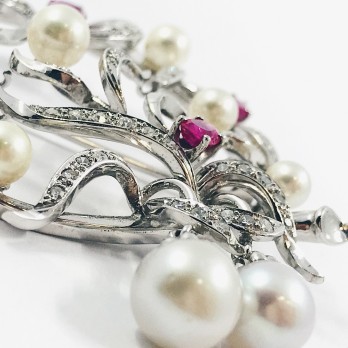 Broche en oro blanco con perlas, rubÃ­s y brillantes. 2