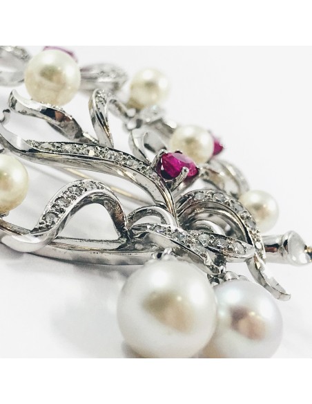 Broche en oro blanco con perlas, rubÃ­s y brillantes.