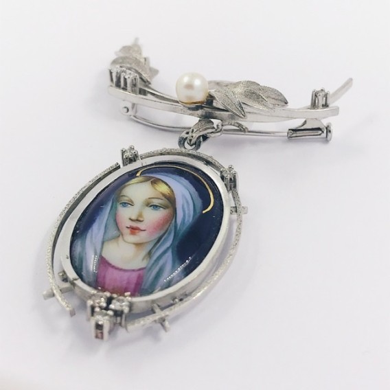 Broche de oro blanco con brillantes, perla y esmalte