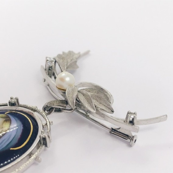 Broche de oro blanco con brillantes, perla y esmalte
