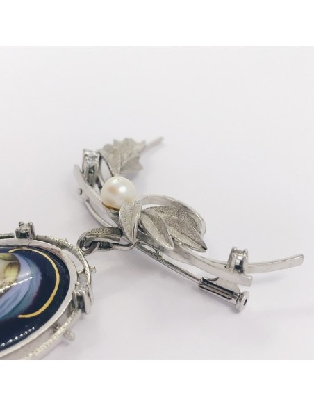Broche de oro blanco con brillantes, perla y esmalte