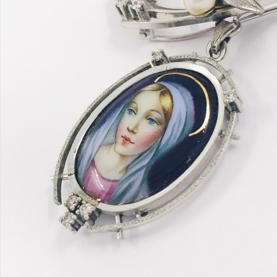 Broche de oro blanco con brillantes, perla y esmalte