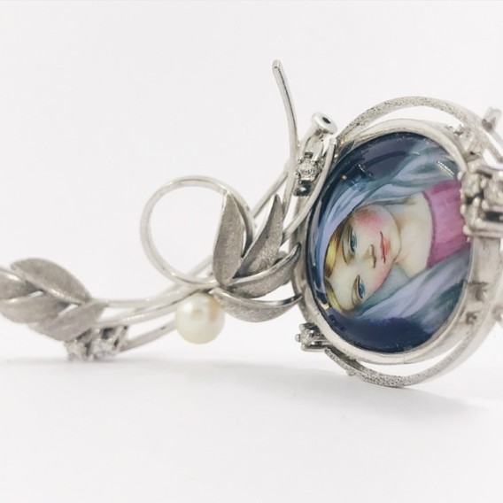 Broche de oro blanco con brillantes, perla y esmalte