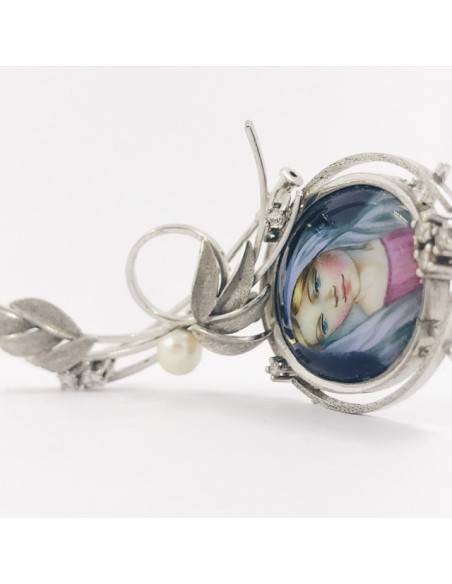 Broche de oro blanco con brillantes, perla y esmalte