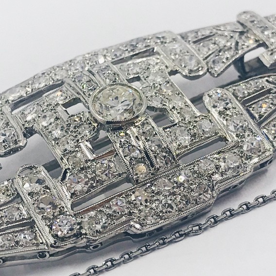 Broche de platino con brillantes.