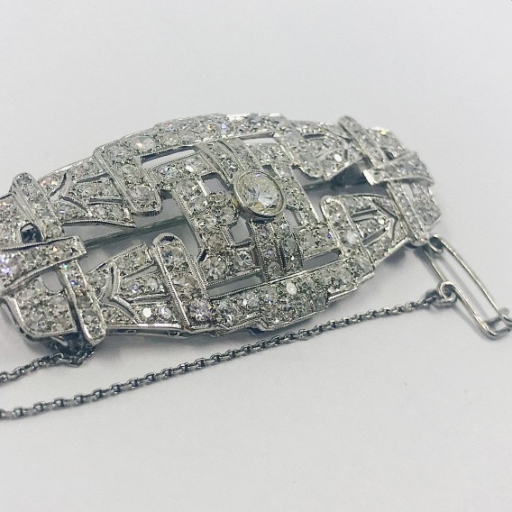 Broche de platino con brillantes.