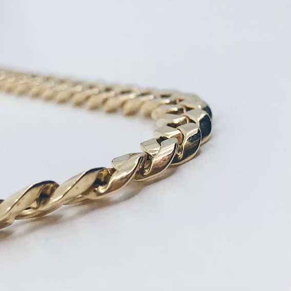 Cadena barbada plana en oro 18kt