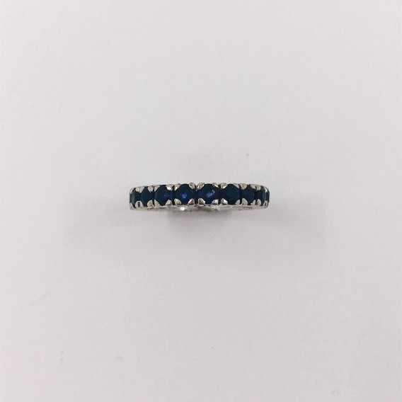 Anillo en oro blanco con zafiro.