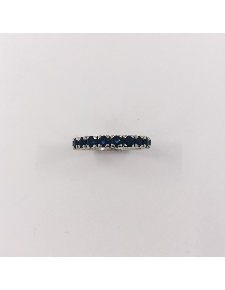 Anillo en oro blanco con zafiro.