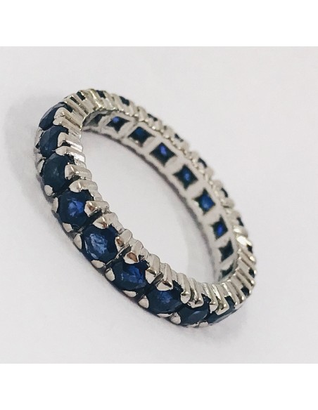 Anillo en oro blanco con zafiro.