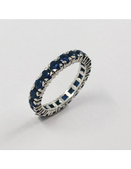 Anillo en oro blanco con zafiro.