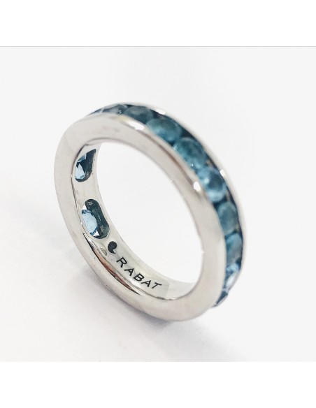 Anillo Rabat en oro blanco con zafiro.