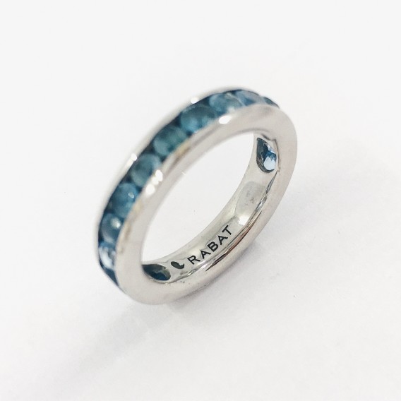 Anillo Rabat en oro blanco con zafiro.
