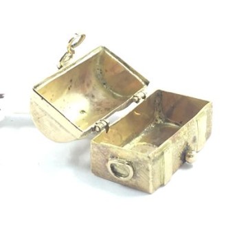 Colgante de oro en forma de baÃºl 2