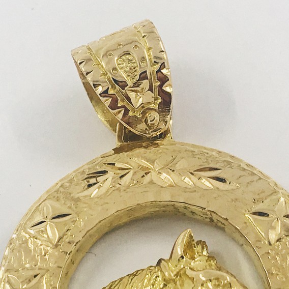 Colgante en forma de herradura