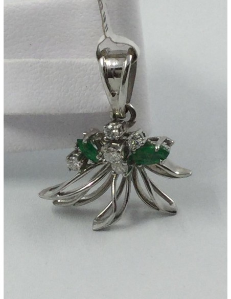 Colgante de oro blanco, brillantes y esmeraldas