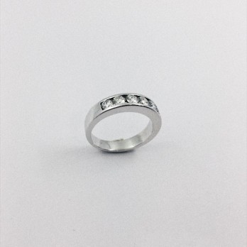 Anillo media alianza en oro blanco y brillantes 2