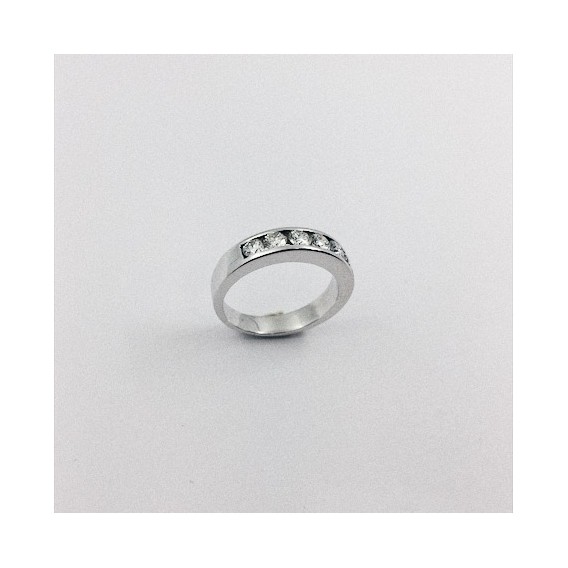 Anillo media alianza en oro blanco y brillantes