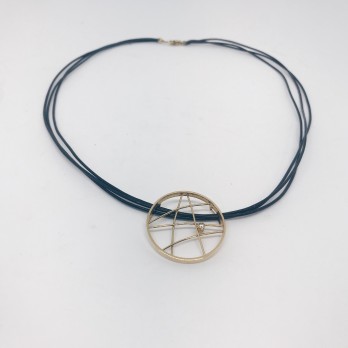 Colgante oro con hilo de caucho