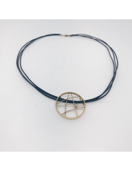 Colgante oro con hilo de caucho