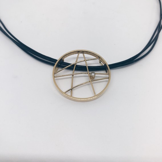 Colgante oro con hilo de caucho