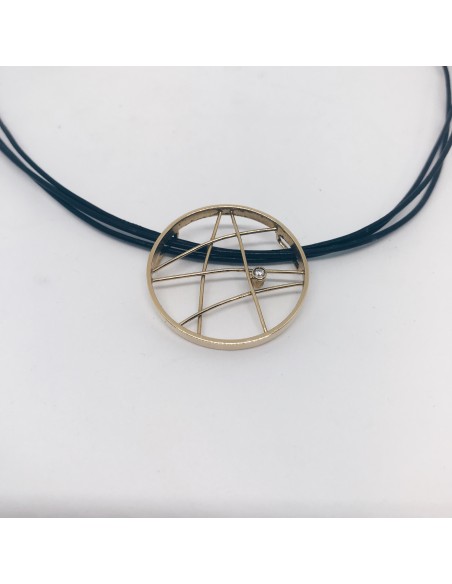 Colgante oro con hilo de caucho