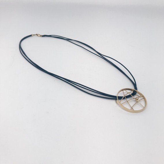 Colgante oro con hilo de caucho