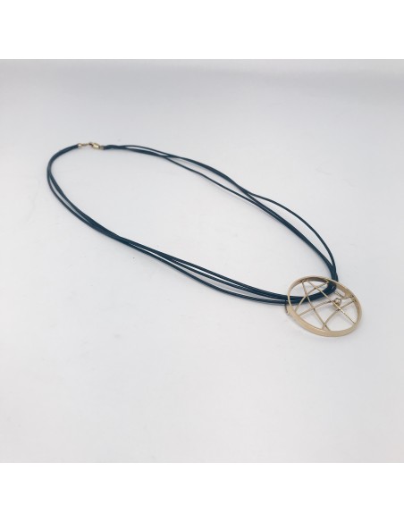 Colgante oro con hilo de caucho