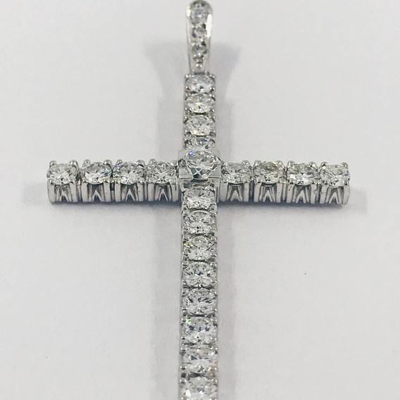 Cruz Cristiana en oro blanco con brillantes.