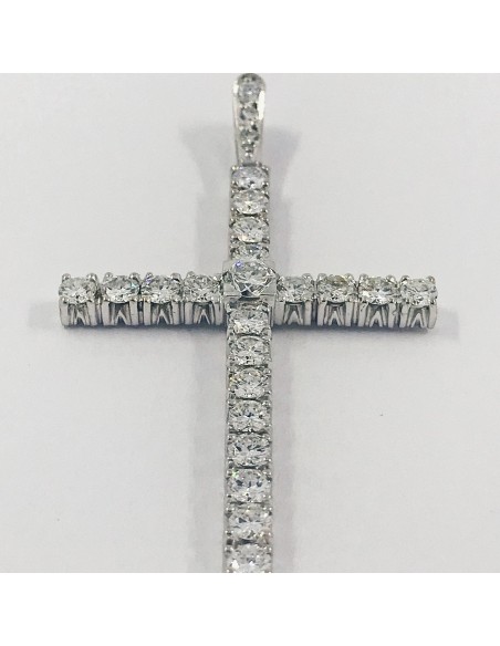 Cruz Cristiana en oro blanco con brillantes.
