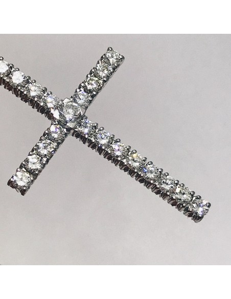 Cruz Cristiana en oro blanco con brillantes.