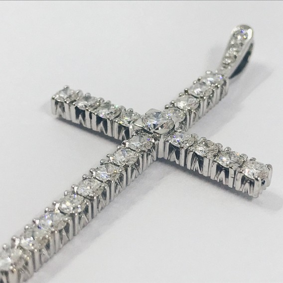 Cruz Cristiana en oro blanco con brillantes.