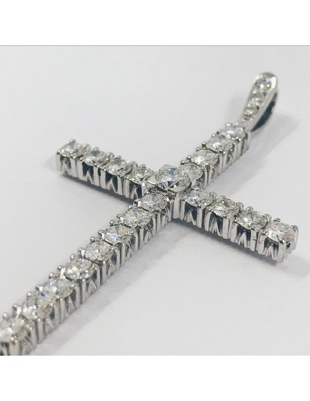 Cruz Cristiana en oro blanco con brillantes.