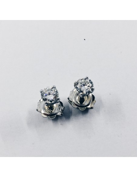 Pendientes dormilonas en oro y brillantes.