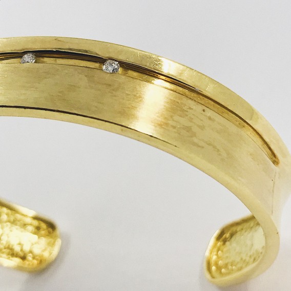 Esclava en oro 18kt. con brillantes.