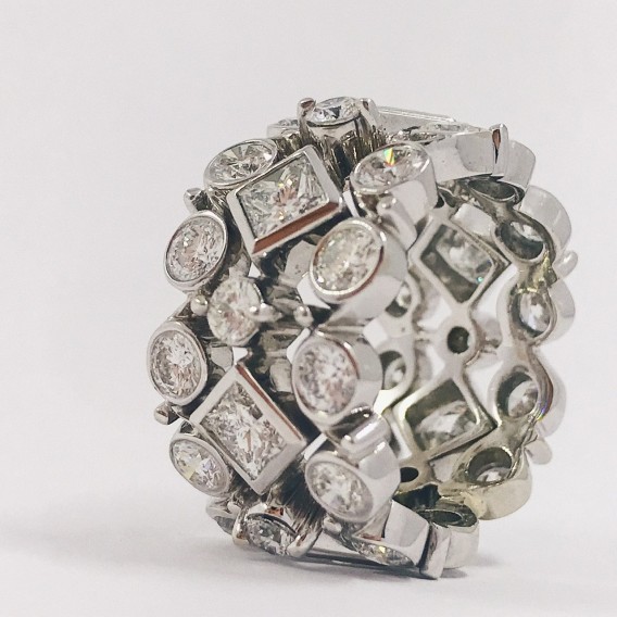 Anillo ancho en oro 18kt con brillantes