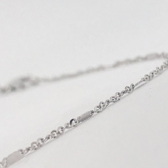 Collar en oro blanco con brillantes.