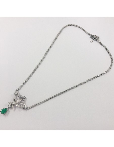 Gargantilla flor en oro blanco con brillantes y esmeralda.