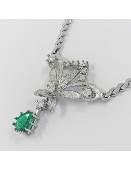 Gargantilla flor en oro blanco con brillantes y esmeralda.
