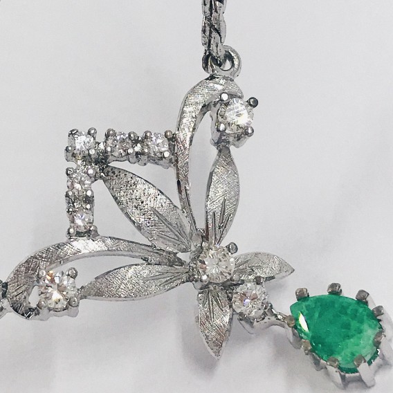 Gargantilla flor en oro blanco con brillantes y esmeralda.