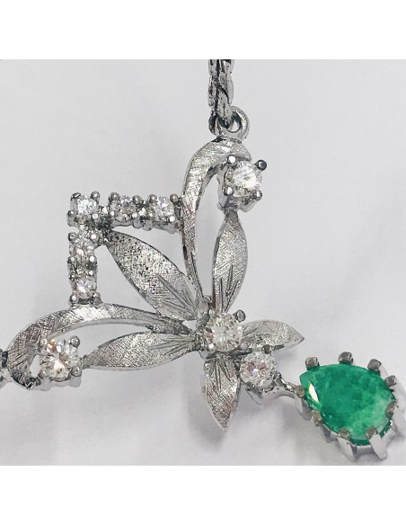 Gargantilla flor en oro blanco con brillantes y esmeralda.