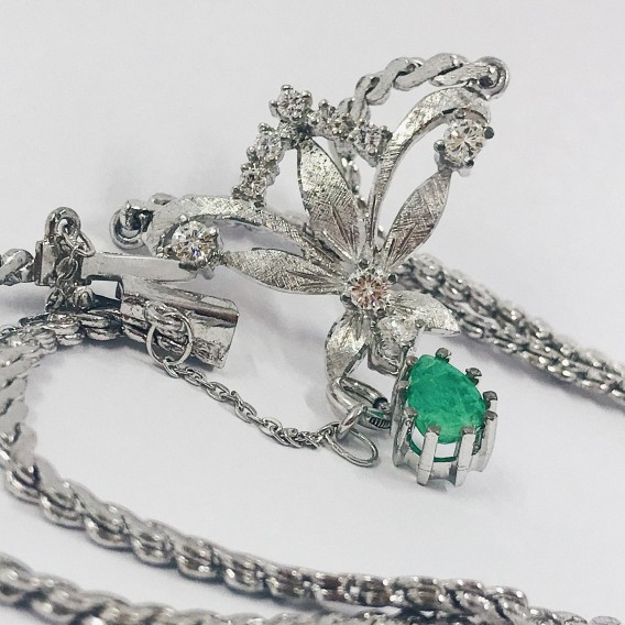 Gargantilla flor en oro blanco con brillantes y esmeralda.