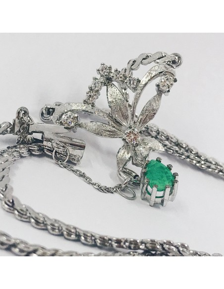 Gargantilla flor en oro blanco con brillantes y esmeralda.